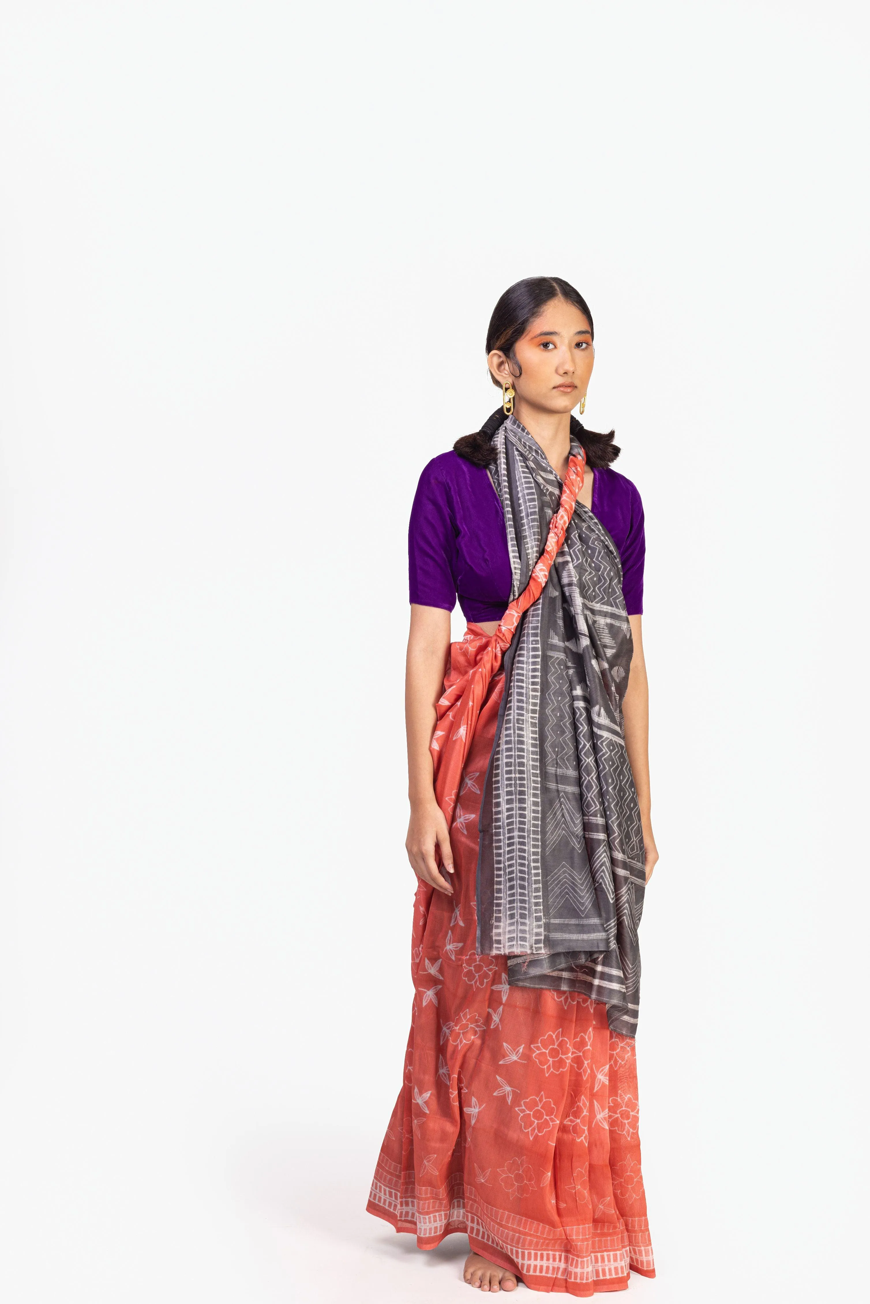 Kaisori Inayaat Red and Grey Shibori print saree